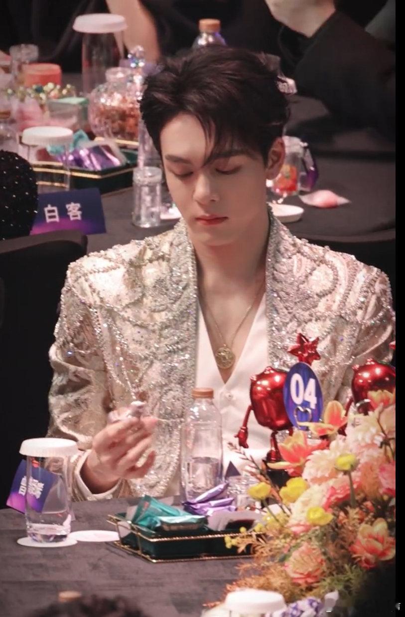 尖叫之夜曾舜晞手中的EDC也太圈粉了！“男性减速带”名不虚传，指尖咔哒声解锁潮玩