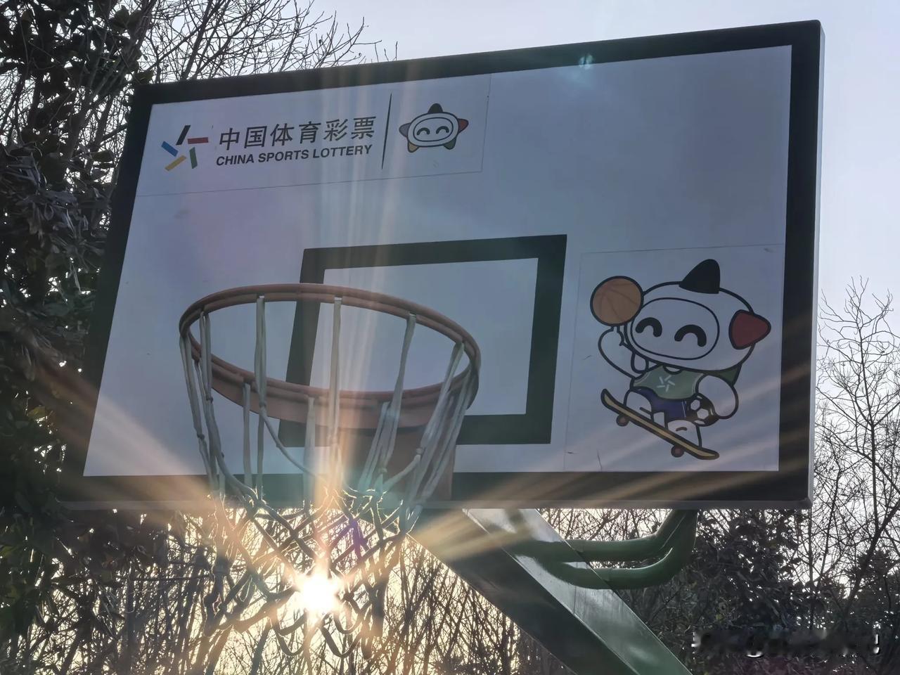 南京江北新区龙王山郊野公园儿童篮球场。晨光熹微。晒晒南京的城市风光 生活随手拍一