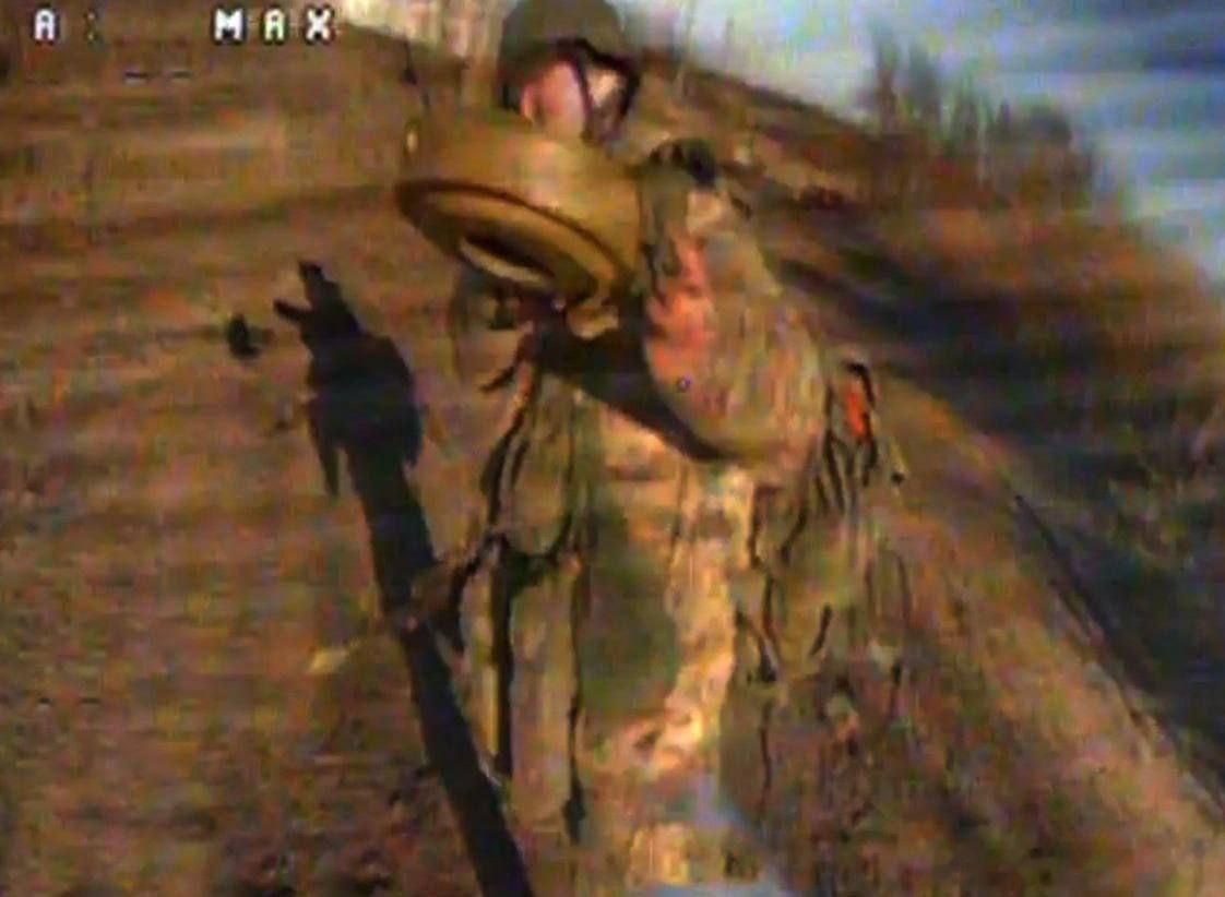 一名俄军用反坦克地雷挡无人机的袭击。 