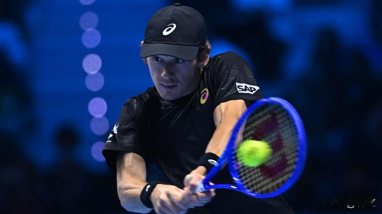 德米纳尔，太难了！
在年终总决赛男单半决赛0-2惨遭辛纳横扫之后，德米纳尔已经1