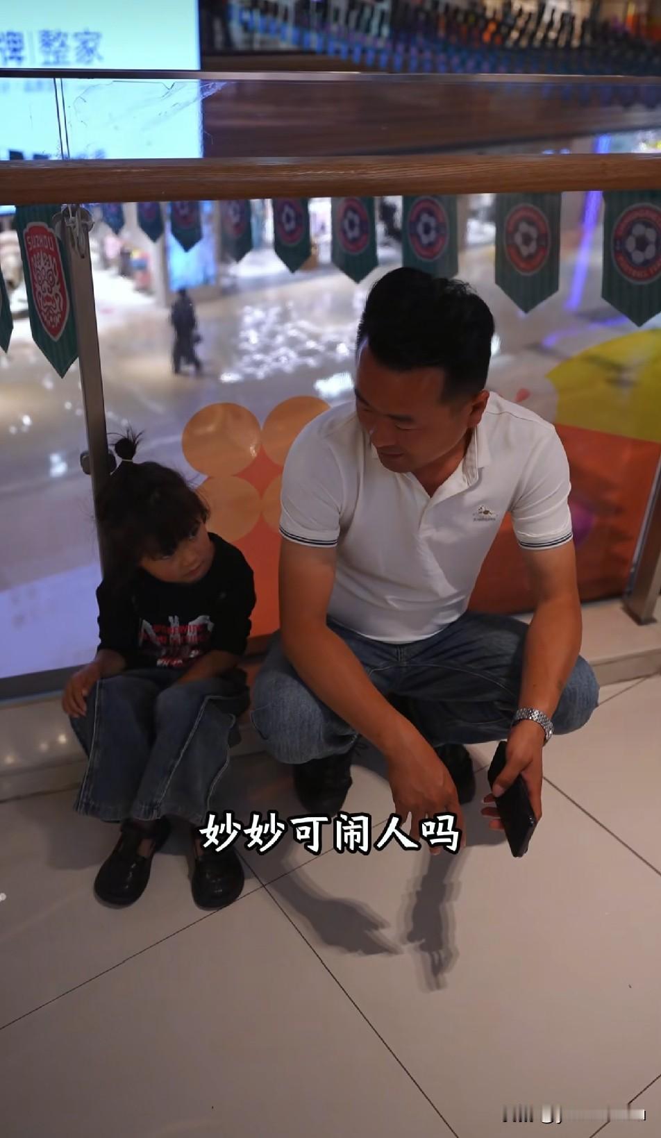 二伟有些失意了

这次来上海，老李给周敏买了晚礼服，给宁宁一家买了新衣服，开车带