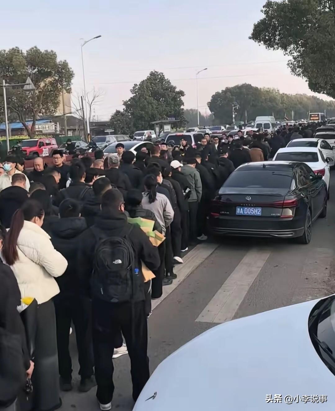 没名没位没光环，
咋就戳中这么多人的心窝？
 
有的人追名逐利忙一生，没给旁人留