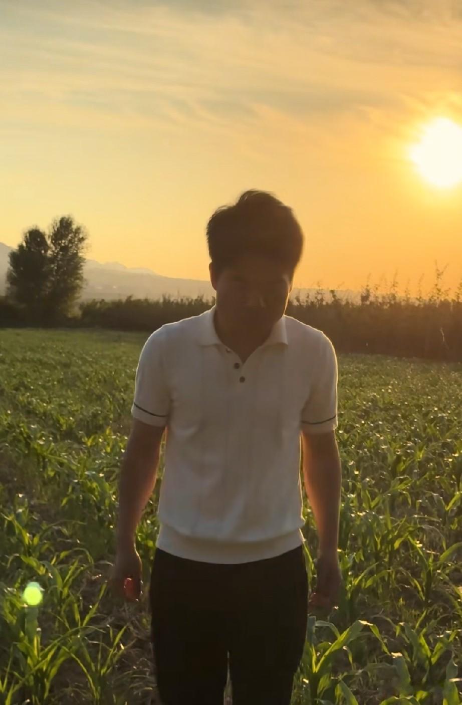 回到故乡的董宇辉是松弛的，在夕阳下走在田间地头，格外的轻松惬意。
    看到他