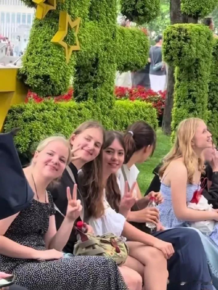 上海街头的一群俄罗斯女人，说实在的，长相和身材很一般。
照片中的她们可能走累了，