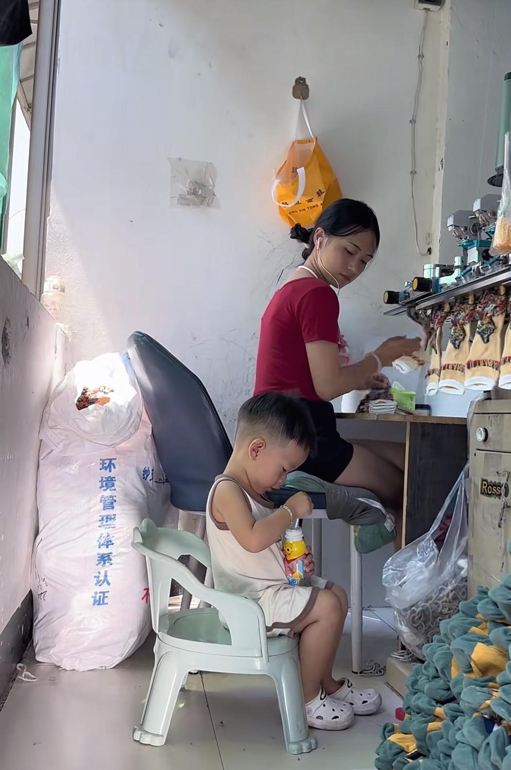 有位妈妈在网络平台上发问：带孩子怎么上班呢？早上8点就要上班，下午4:10孩子放