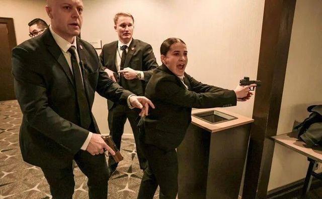 特朗普 出席与 白宫记者协会 在 华盛顿特区 希尔顿酒店的宴会，结果发生有刺客连