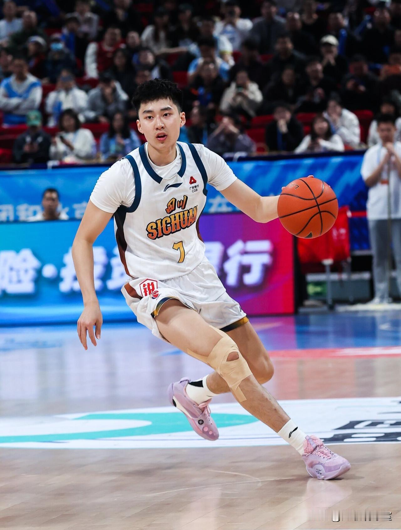 辽宁男篮花1200万从四川买来段睿骐，而且还签了4年的长合同，有人认为这纯属是人