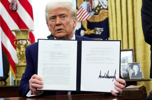 美国总统特朗普今天（北京时间2月7日）签署了一项行政命令，对任何与伊朗“做生意”