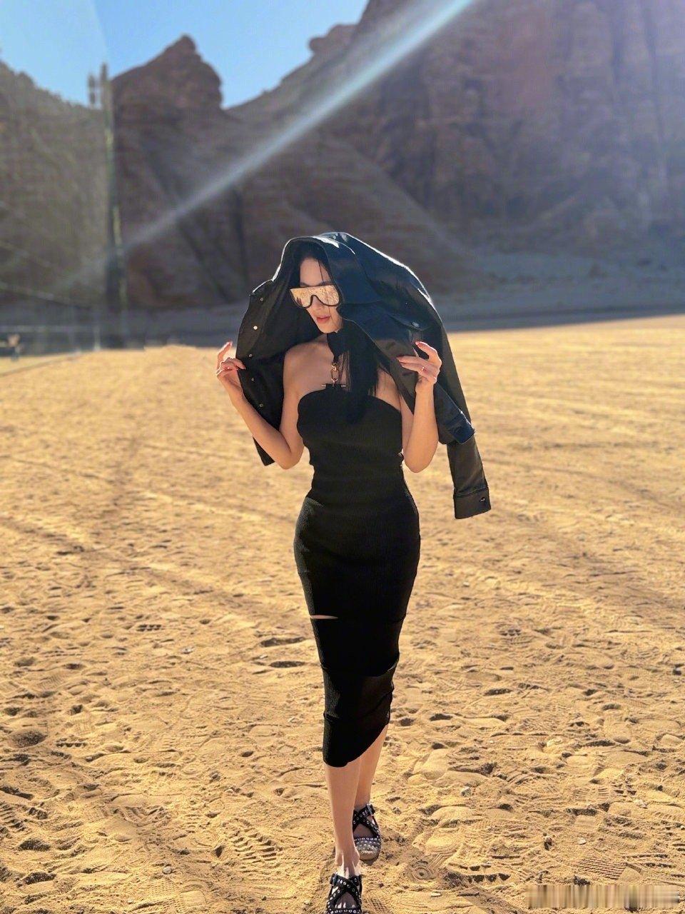 张雨绮把沙漠当秀场走 沙漠秒变顶级秀场！张雨绮一袭皮衣黑裙又美又飒，迈步前行自带