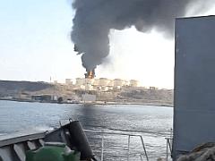 中国船员成为美伊冲突最真实的见证者与记录者，——亲眼看到岸边油库被炸！

中国船