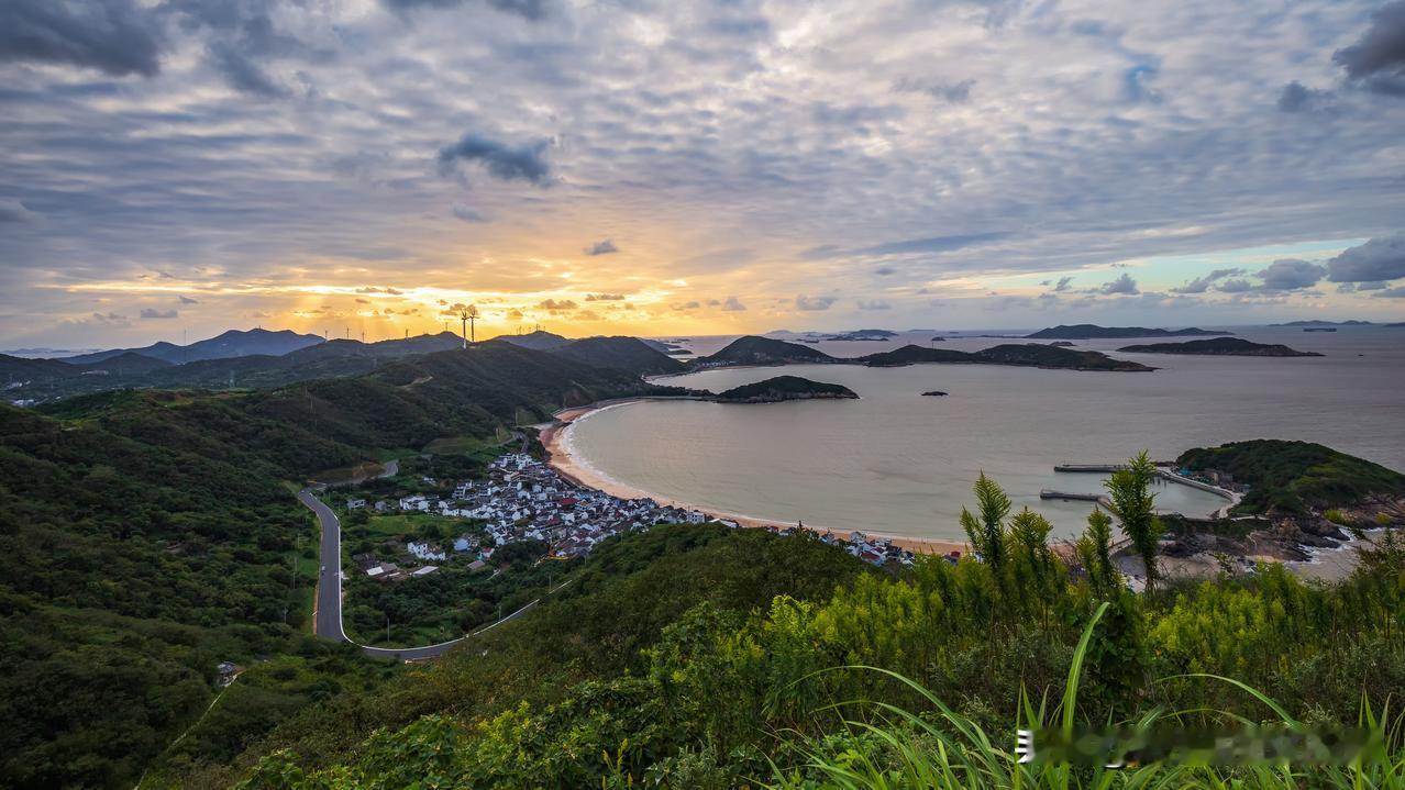 我会选择原谅并理解。
生活不易，无论阴天下雨或是烈日炎炎，你只是点餐人，坐在家里