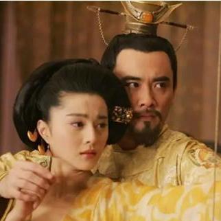 公元737年，52岁的唐玄宗看上了杨玉环，就对儿子说：“朕想娶你的妻子，你可愿意