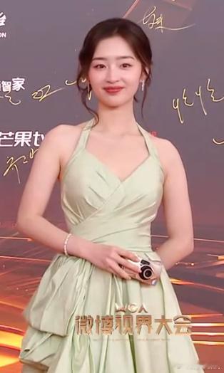 邓恩熙宛如从青春画卷里走来的少女，带着满满的青苹果感。她的一举一动，都透着青涩纯