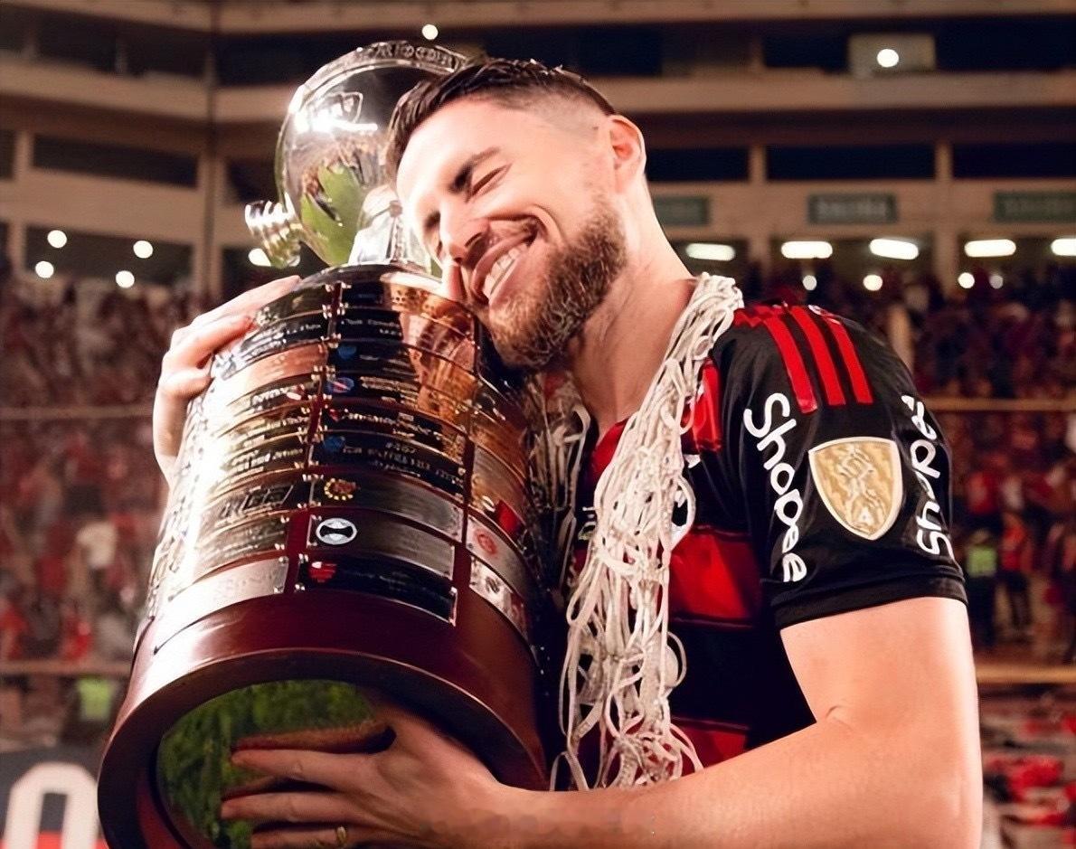 弗拉门戈1-0击败帕尔梅拉斯，夺得2025赛季南美解放者杯冠军。33岁中场若日尼