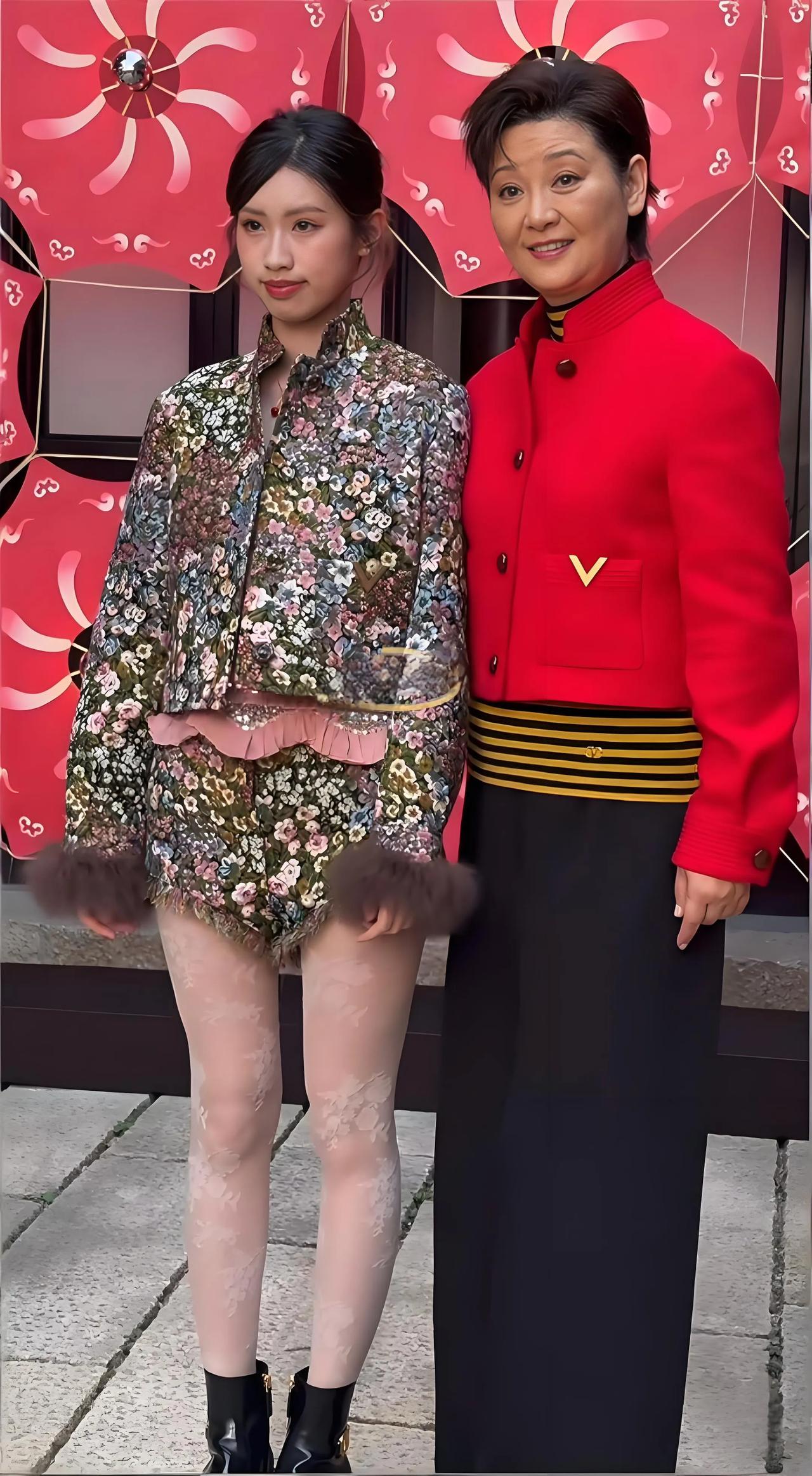 徐帆老师和女儿一起出席活动，女儿越大越漂亮了！气质优雅，落落大方，尽显温婉风范。