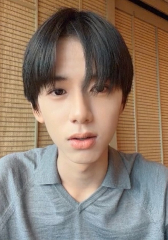 子烨套了个瓜皮头就来直播了 
