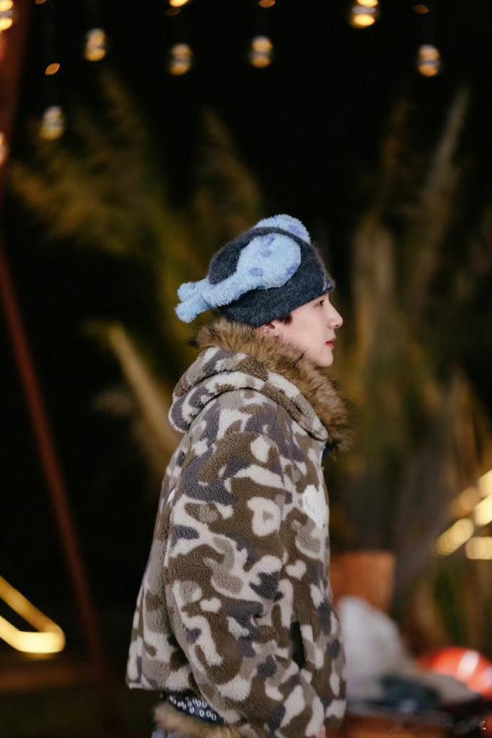 白敬亭身上痒就去洗澡左摇右晃扭出自信，满屏写着“我已嗨翻”。身上痒不用摇摆，咱们