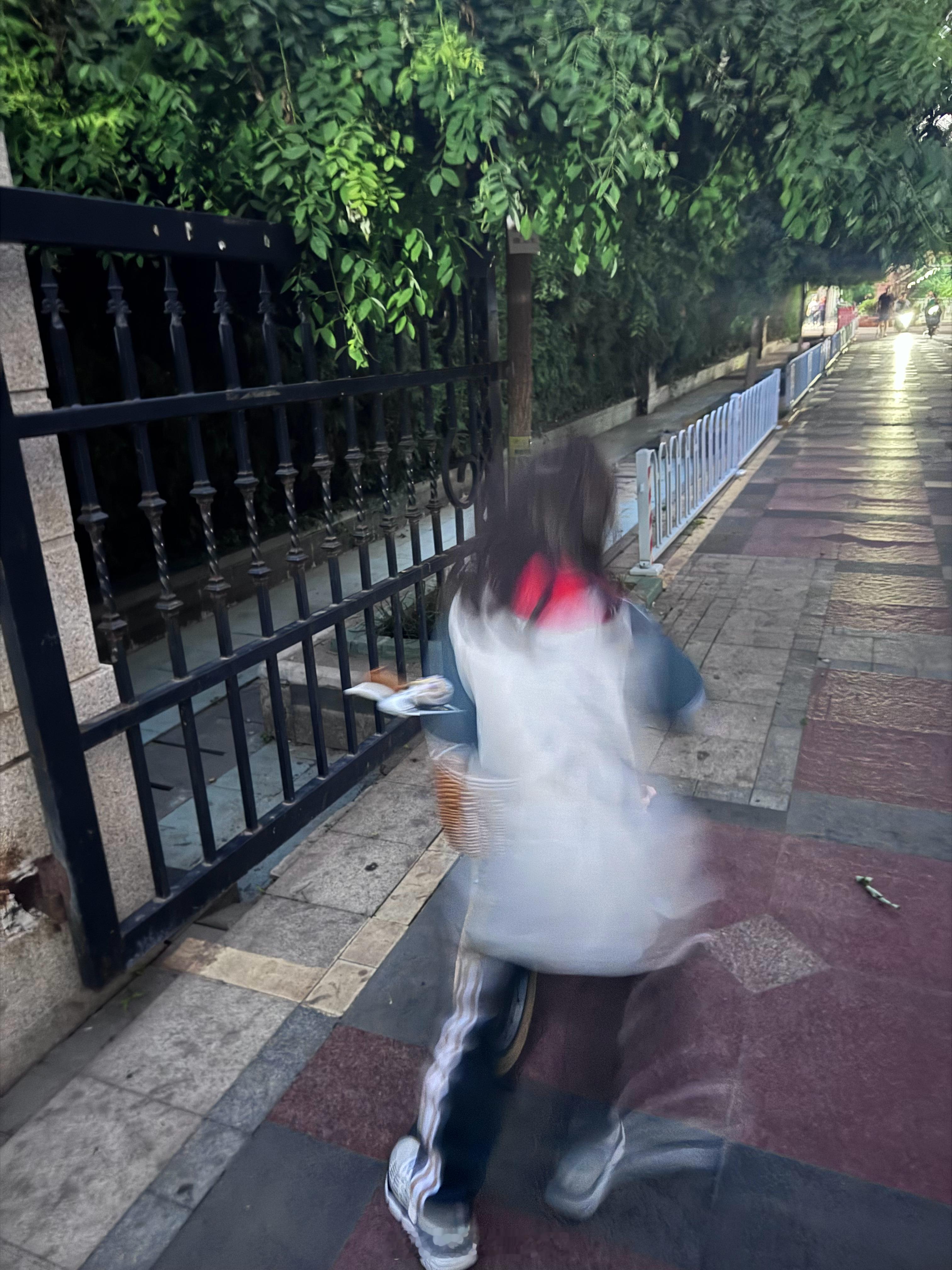 下午放学之后带着妞妞在小区骑自行车，遇到了同学，玩了好一会儿之前看到过一个帖子大