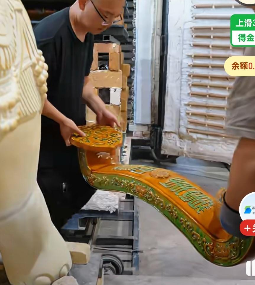 两人小心翼翼的运送琉璃如意，不料中途还是断裂摔碎了。
网友说，还好抬碎了，
要不