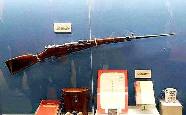 1953年，美国顶级狙击手艾克上校在一次射击中打中了一名志愿军战士，让其掉进了壕