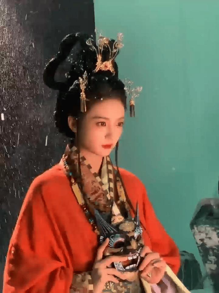 张雅钦古装美成啥了 看到张雅钦在国风盛典上的红衣古装，我直接被美到失语！精致发簪