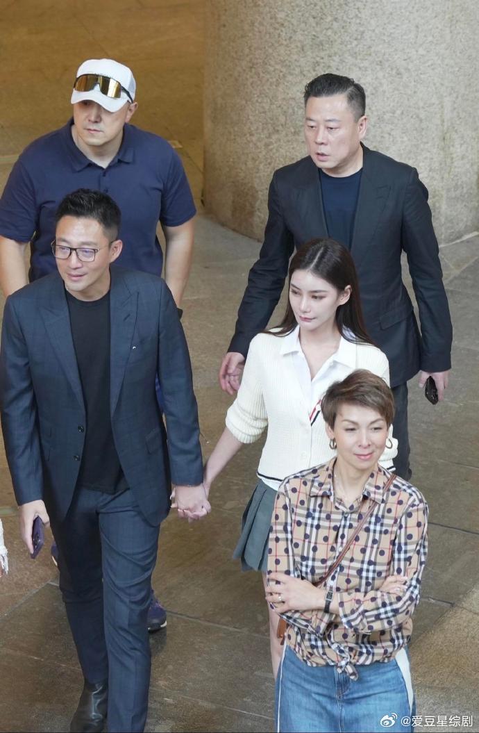 霸道总裁汪小菲和他的小娇妻马筱梅。一个黄晓明一个汪小菲，是不是男人大了之后更需要