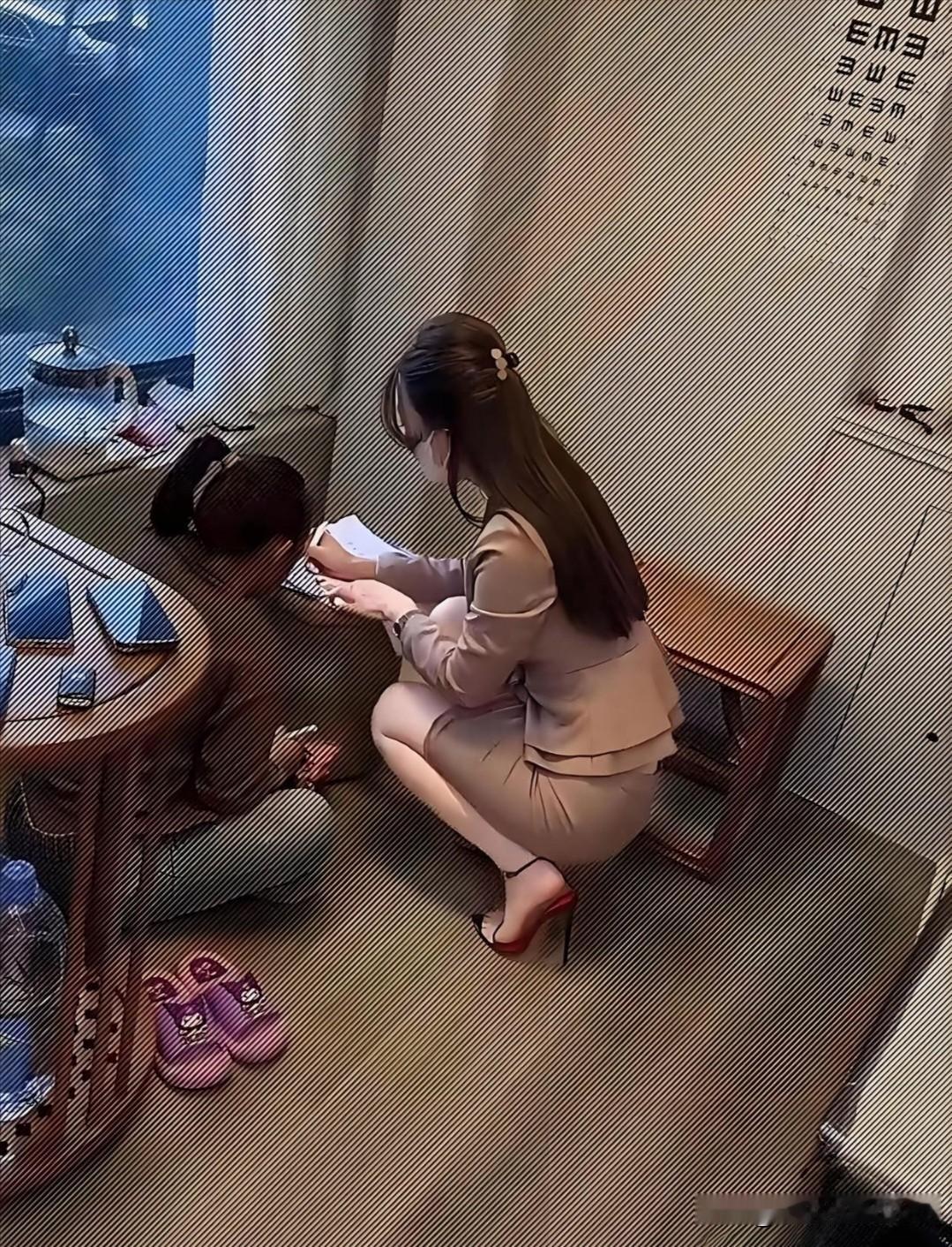 贫穷限制了我的想象力！
老板给她上初中的闺女请的“家教”，每小时高达600块！