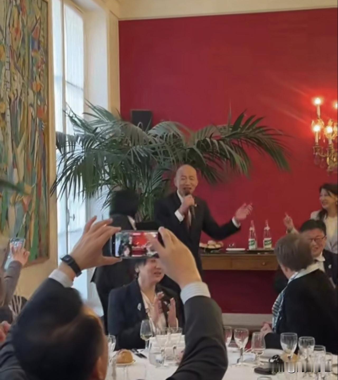 他所谓的民主自由，不过就是花纳税人（台湾人民）的钱去吃、喝、唱、跳。