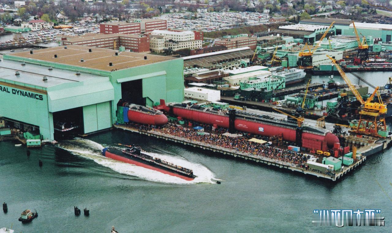 “小巫见大巫”

这张照片摄于上世纪的1981年，美国通用动力电船公司下水了洛杉