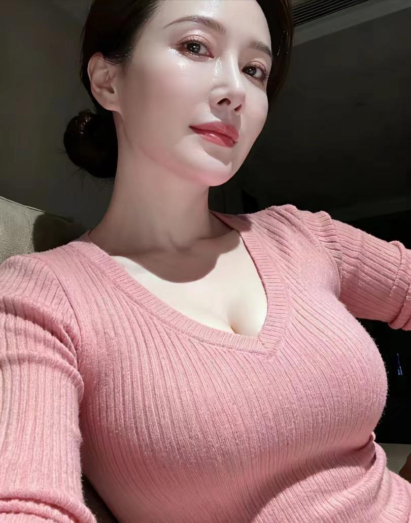 上联：腮边淡粉融春雪
下联：领口轻罗蓄暖香