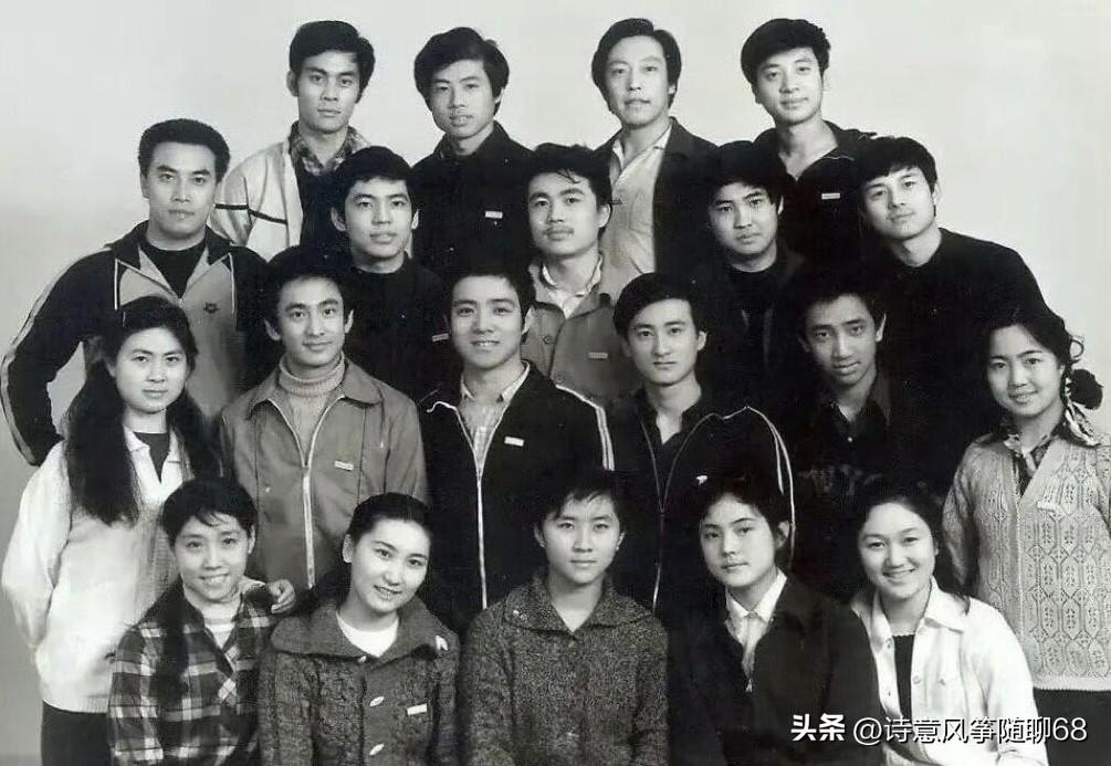 何政军，张光北，倪大红，这些叔圈男明星年轻时候的一张集体合影，那个时候别看倪大红