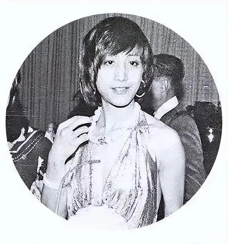 爱而不得的何止你何超琼一个，何超英才是赌王家最悲情的女儿，不仅痛失父爱，还全家无