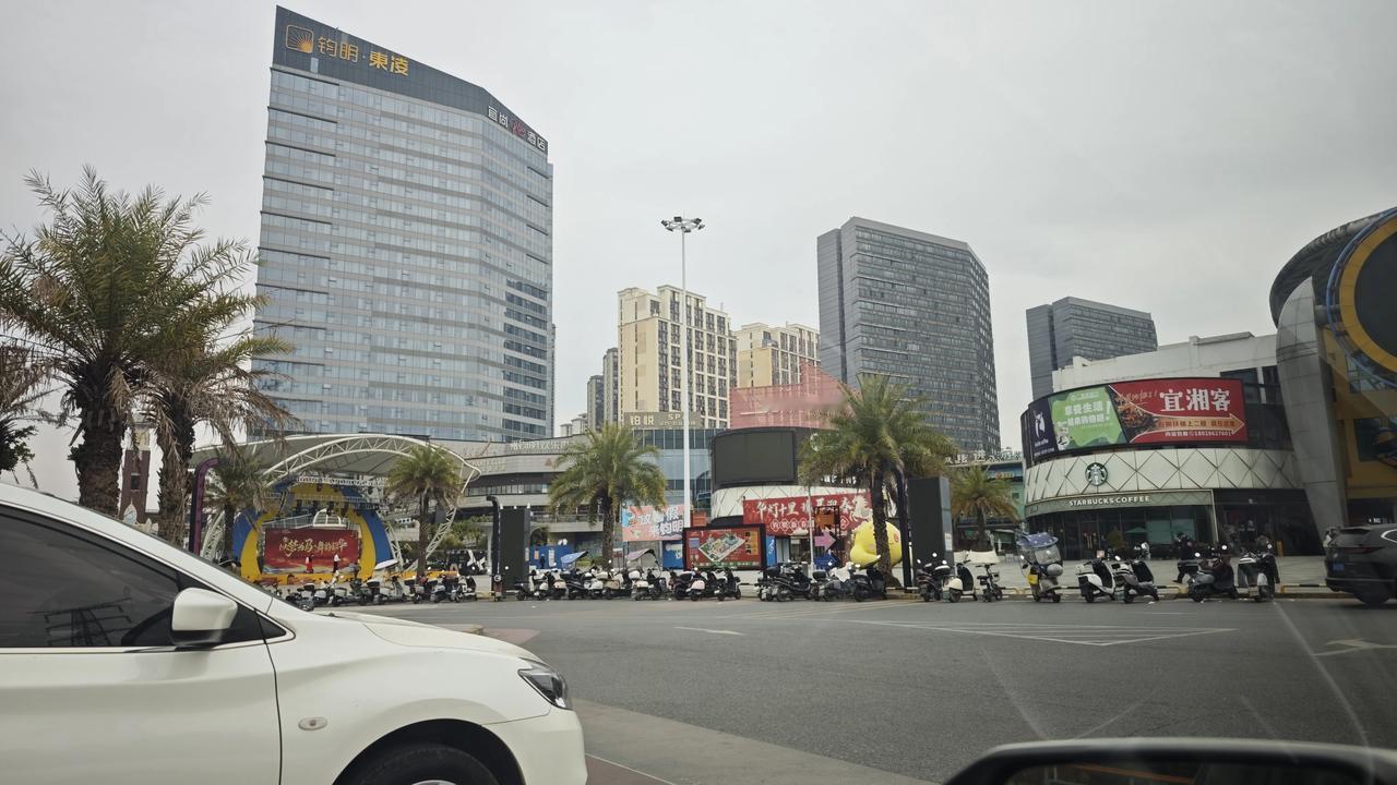 不必给“独处”找理由，它本身就是最好的理由。是耳机里的音乐只为自己流动，是窗外的