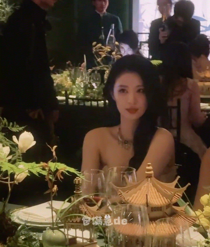 王楚然紧急撤回一个白眼（哈哈哈怪可爱的 本来应该是被闪光灯闪眼睛了吧） 