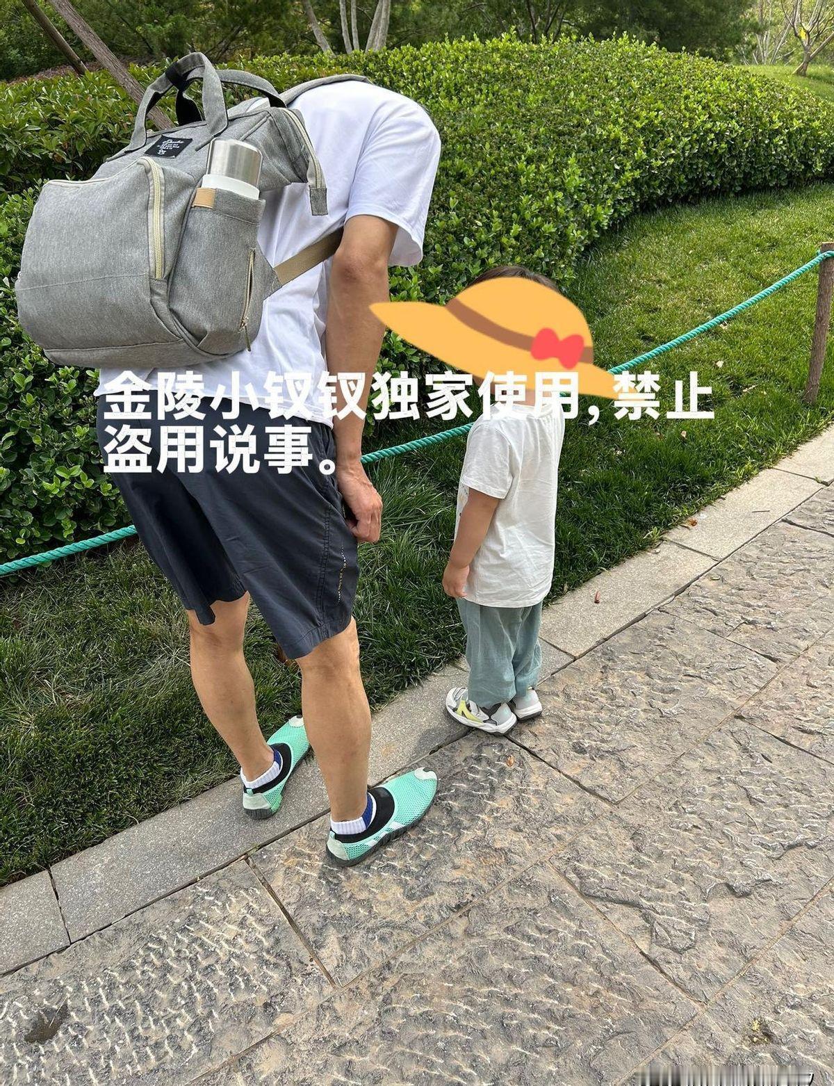 在济南的佛慧山脚下，葛老头那双耀眼的绿色鞋子再次点燃路人目光——这不是年轻人标新