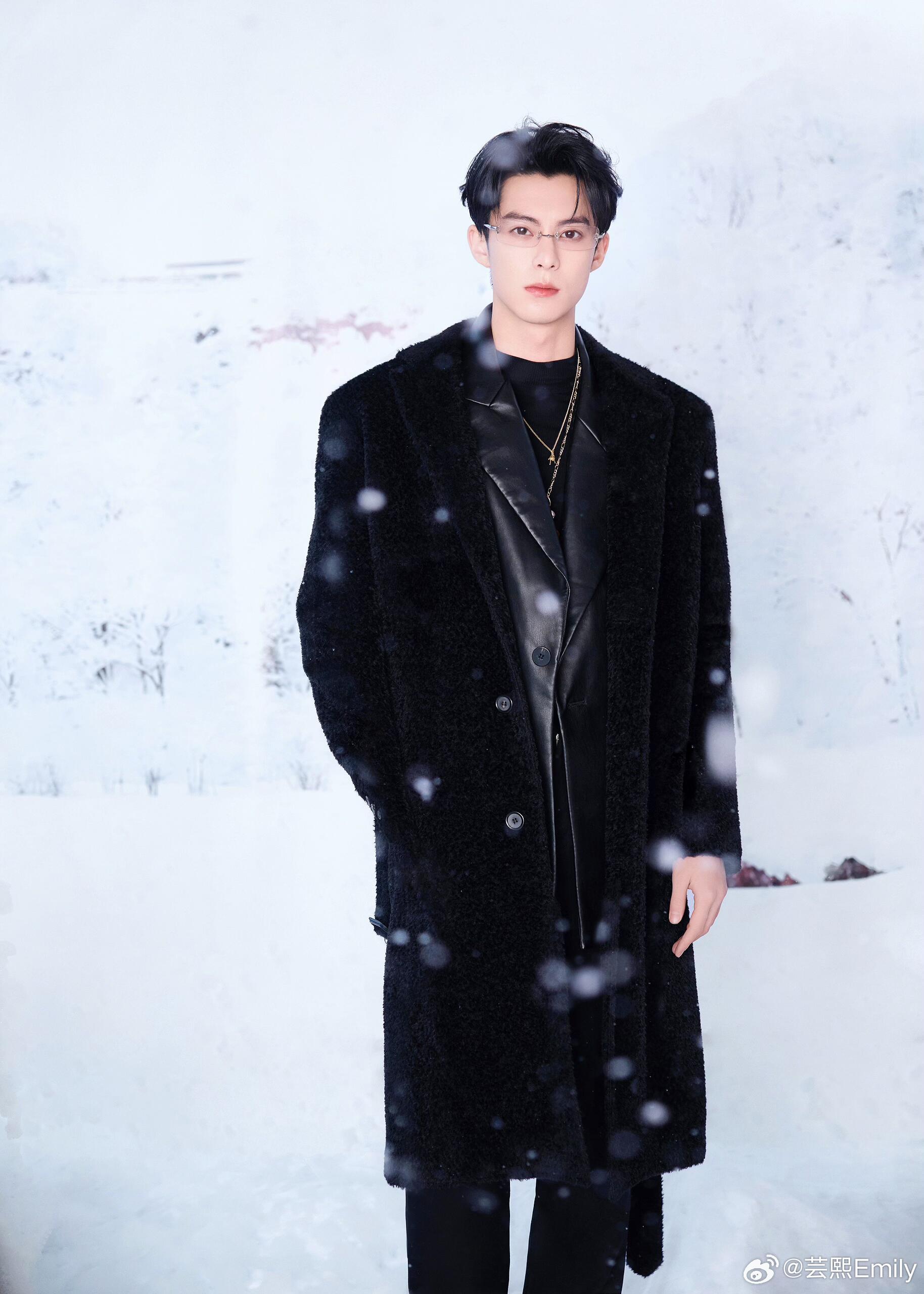 王鹤棣｜你好星期六造型好绝！黑色毛绒长外套叠皮质内搭，配金丝眼镜，在初雪布景里衬
