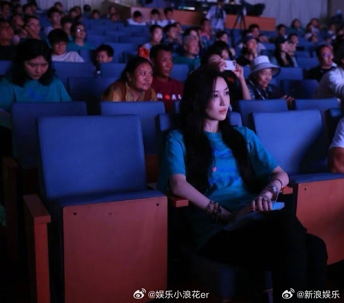 李嫣近照 近日，王菲女儿李嫣趁暑假参加了嫣然天使基金的活动，她齐腰长发+蓝色T恤