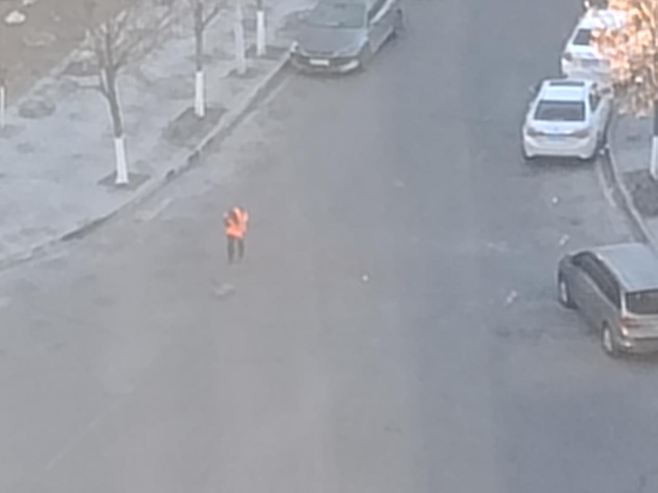 除夕凌晨，
空旷的街道，
一抹橘色，
那么的亮眼！

他今天清扫的脚步加快了好多