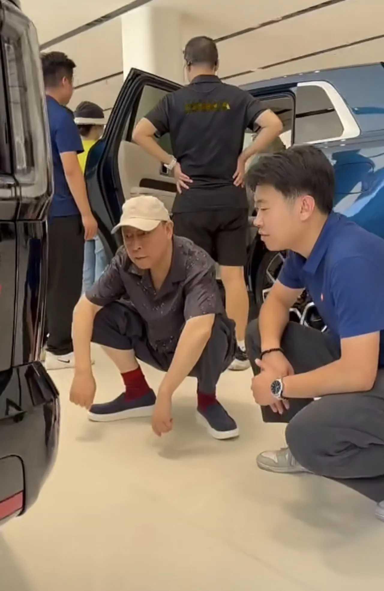 66岁倪大红看国产新能源车，相中26万车型
 66岁倪大红现身4S店看国产新能源