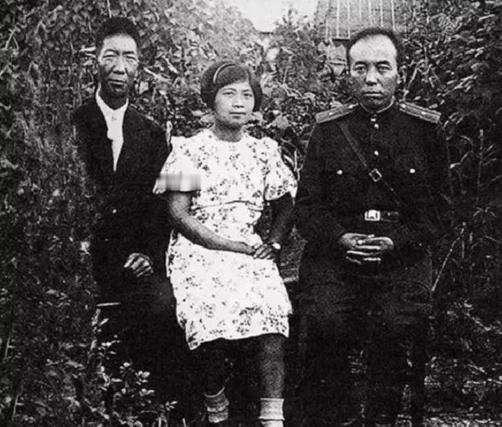 1946年，东北抗联名将李兆麟应邀来到一位年轻女子的住所。他接过对方递来的热茶，