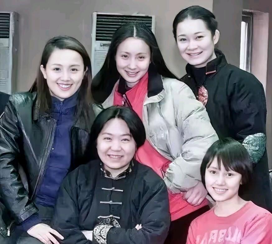 就看出来了右下角穿红色衣服短发漂亮的袁泉，其她四位也是熟悉的面孔，但每个人的名字