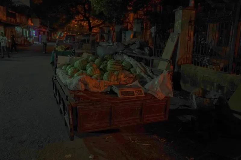 7月28日宁波夜市这起西瓜摊主被砸事件太让人震惊了。就因为挑瓜的小口角，顾客方直