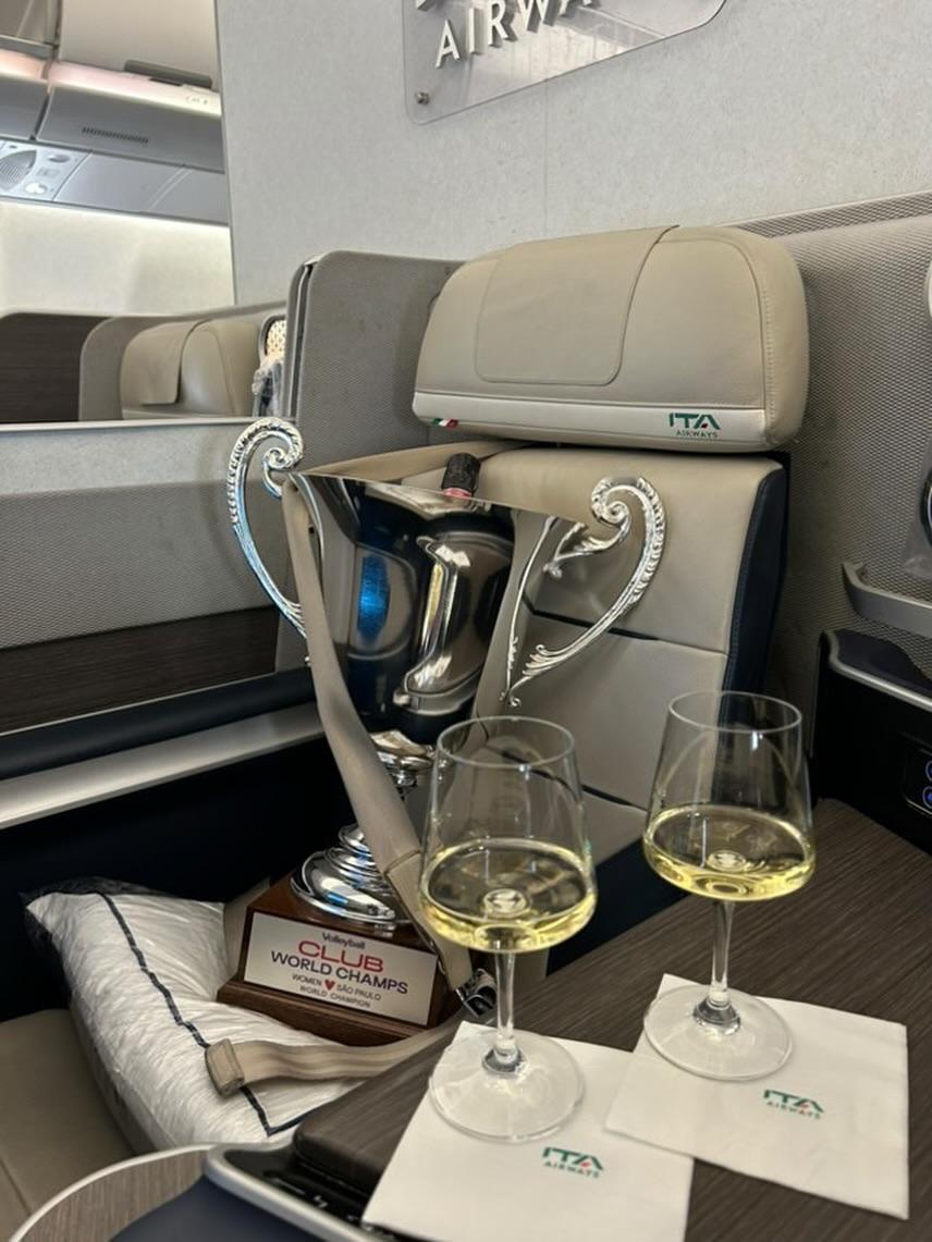 斯坎迪奇带着冠军奖杯🏆会意大利了！ 