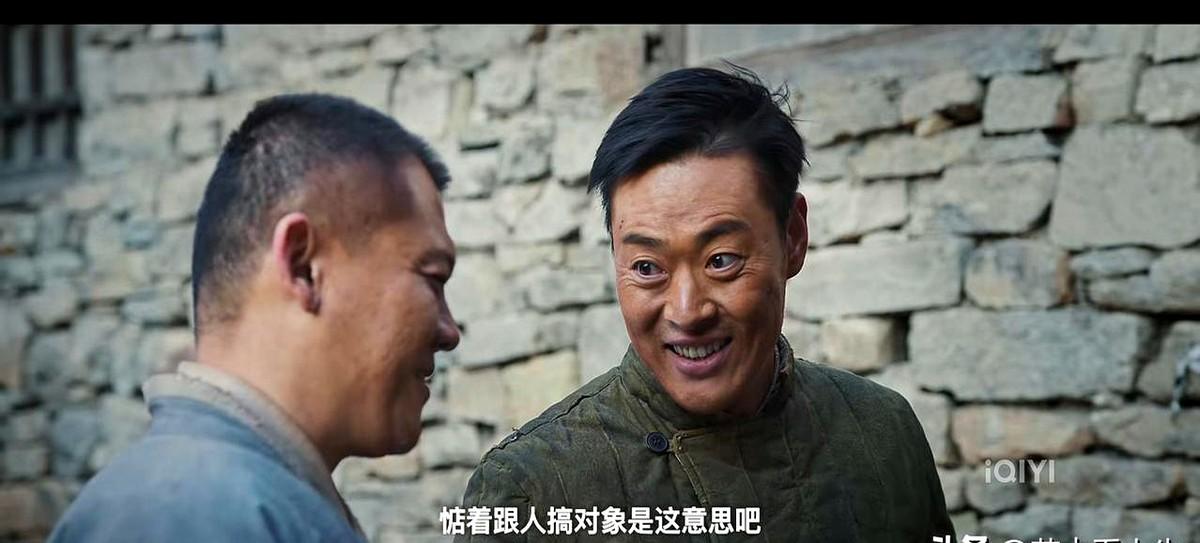 看到张桐在《战旗如画》里教人谈恋爱，我真被逗乐了。

剧中魏正华受了重伤，竟然还