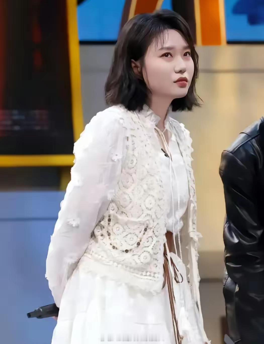 她现在可以说是才貌双全了，她减肥比贾玲还成功！皮肤比较紧致！ 