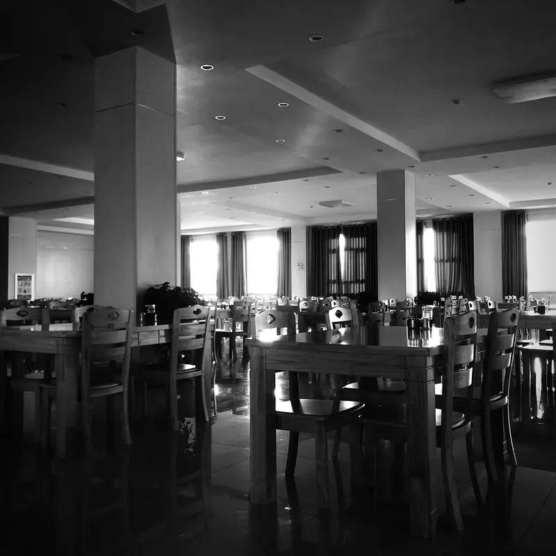 吉林一男大学生向女生表白被拒当场情绪失控怒砸学校食堂 ，扔大量公用筷子 ，损坏价