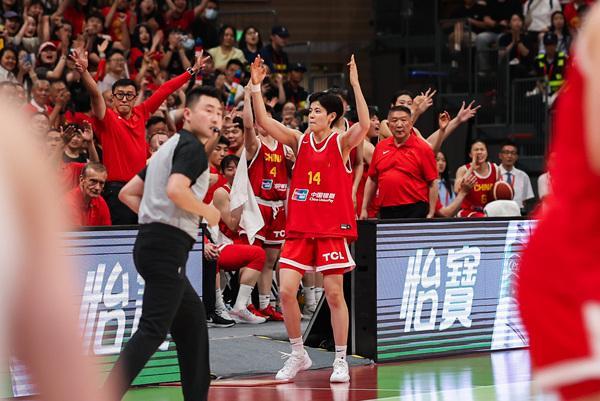 杨舒予[超话]中国女篮vs日本女篮 中国女篮热身赛三连胜张子宇18分 杨舒予两分