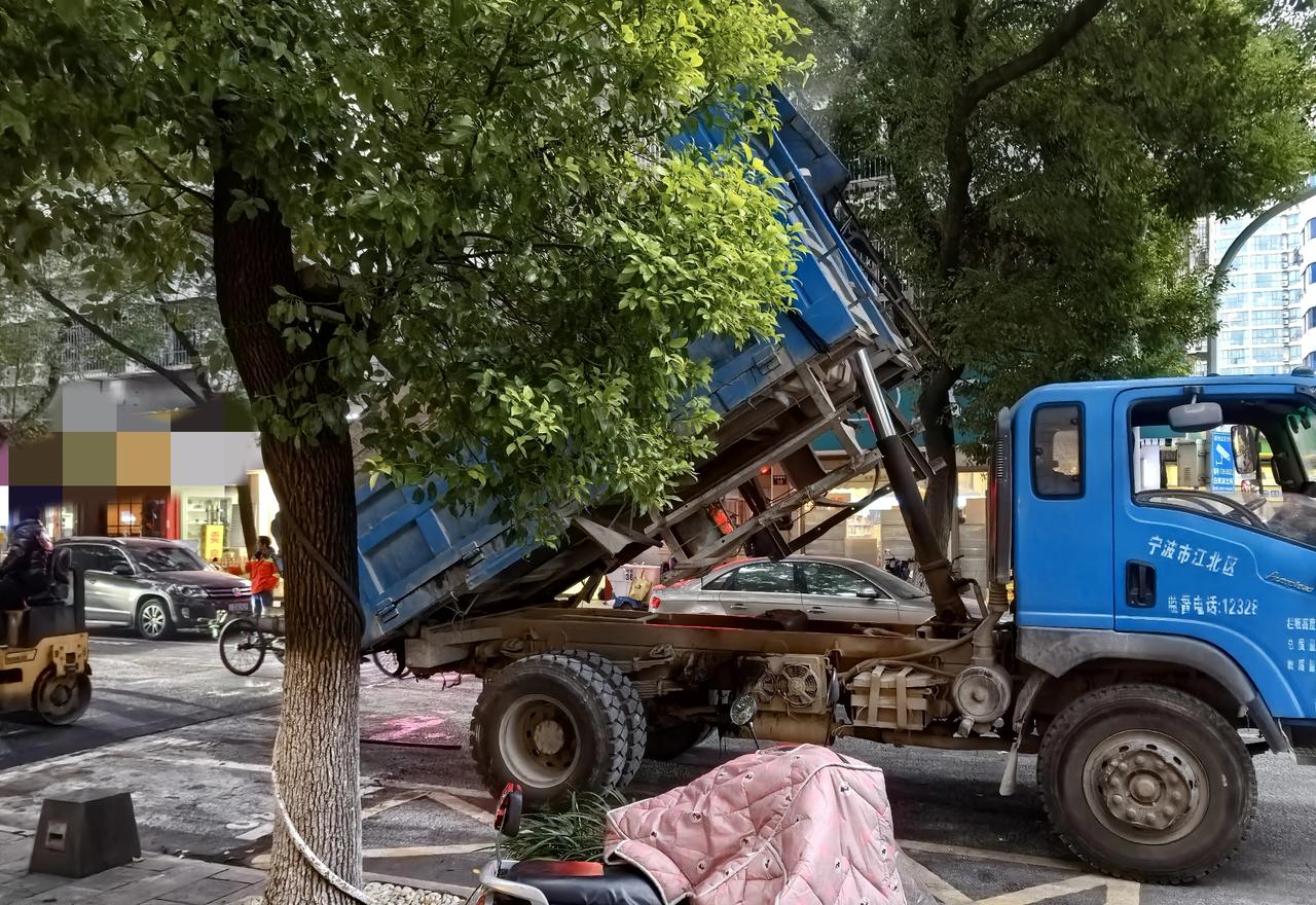 家门口的路隔两个月就修修补补，一会儿是疏通地下管道，挖开，补上。一会儿是修补平整