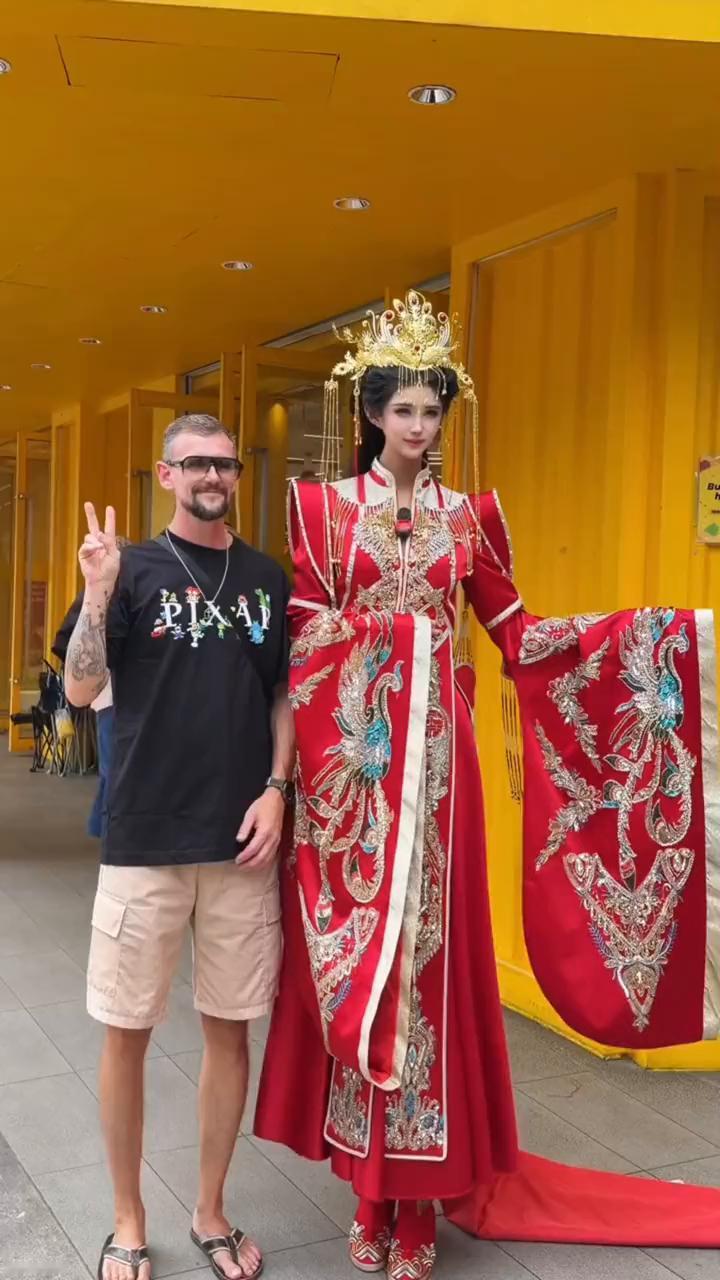 当两米的我cos国漫女神，李慕婉在国外街头。