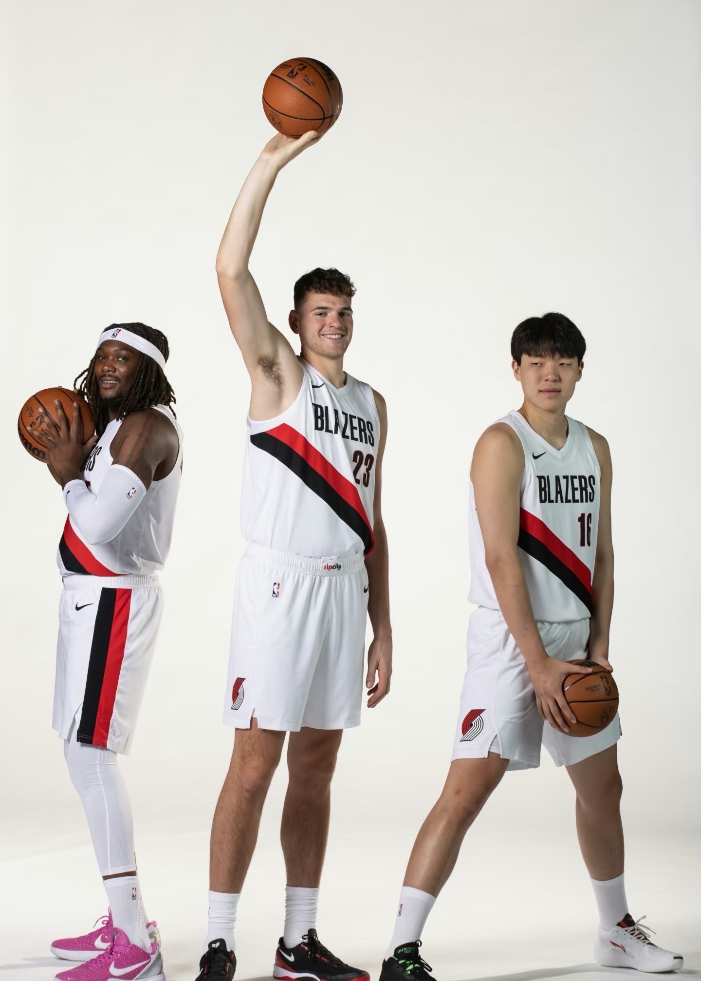 别忘了今天九点整，开拓者和雷霆的比赛哦！ 